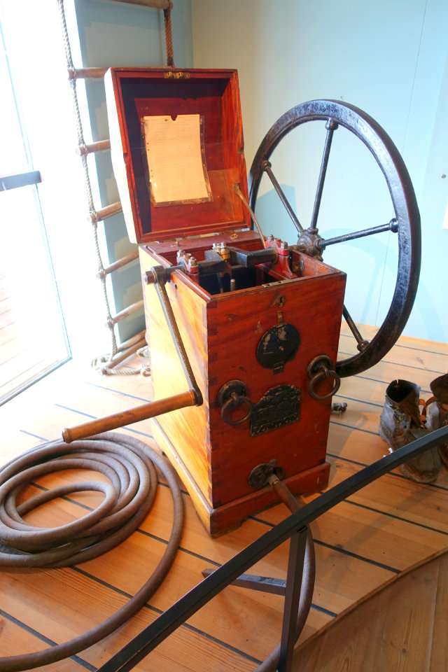 Diver pump, Siebe Gorman & Co. Engineers London - Marinmuseum, Karlskrona, Sweden - DSC08865