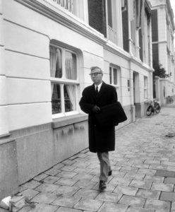 Dr. J. (Jelle) Zijlstra (ARP) bij zijn aankomst bij de kabinetsformateur Drs. W., Bestanddeelnr 919-7143