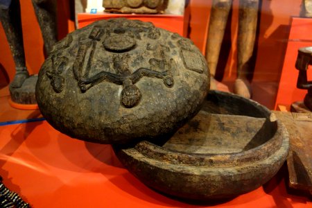 Divination bowl, Yoruba - Glenbow Museum - DSC00375