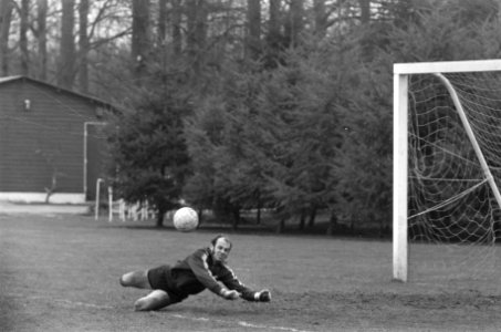 Doelman Eddie Treytel in aktie in het doel, Bestanddeelnr 923-4405