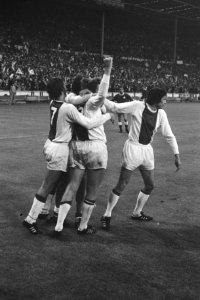 Doelpuntenmaker Haan (2-0) wordt door medespelers gefeliciteerd, Neeskens (l) en, Bestanddeelnr 924-6082