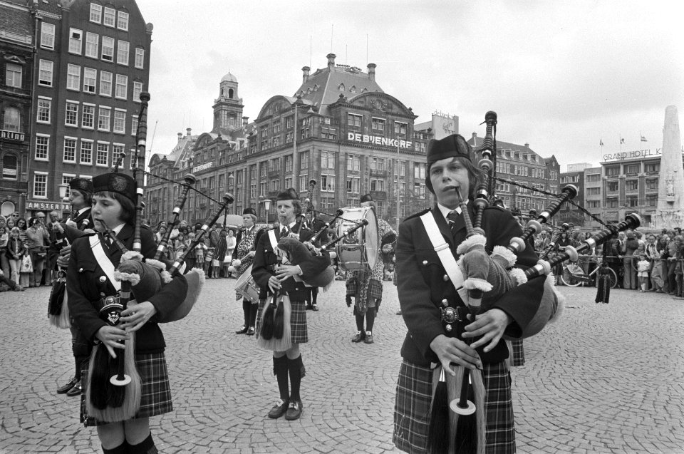 Doedelzakspelers op de Dam leden van de Hawich Boys Brigade Pipe Band uit Schot, Bestanddeelnr 927-3586