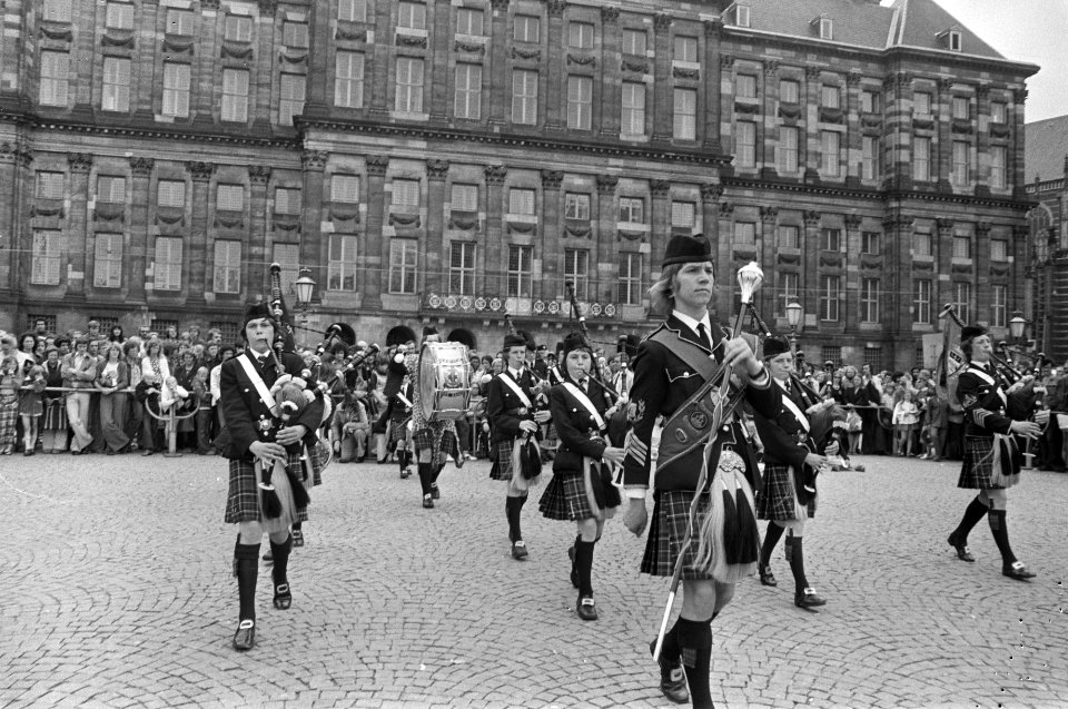 Doedelzakspelers op de Dam leden van de Hawich Boys Brigade Pipe Band uit Schot, Bestanddeelnr 927-3587