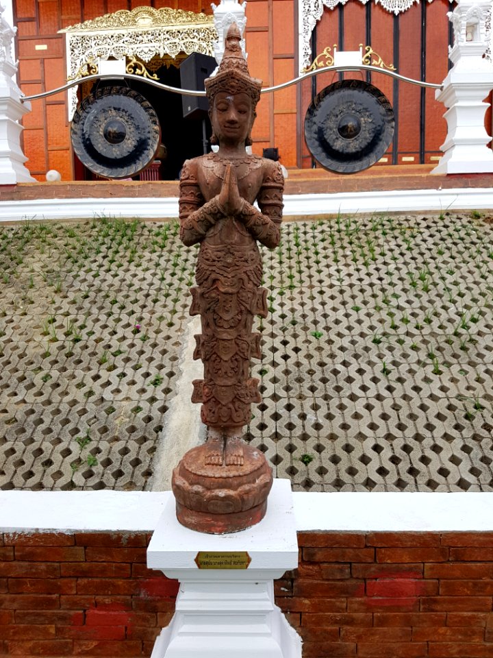 Divine statue - Wat Hiranyawat - Chiang Rai - 2017-01-02 - 001
