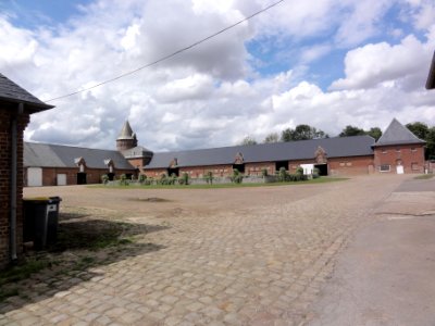 Douchy (Aisne) manoir, cour intérieur avec pigeonnier