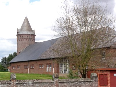Douchy (Aisne) manoir, tour et grange