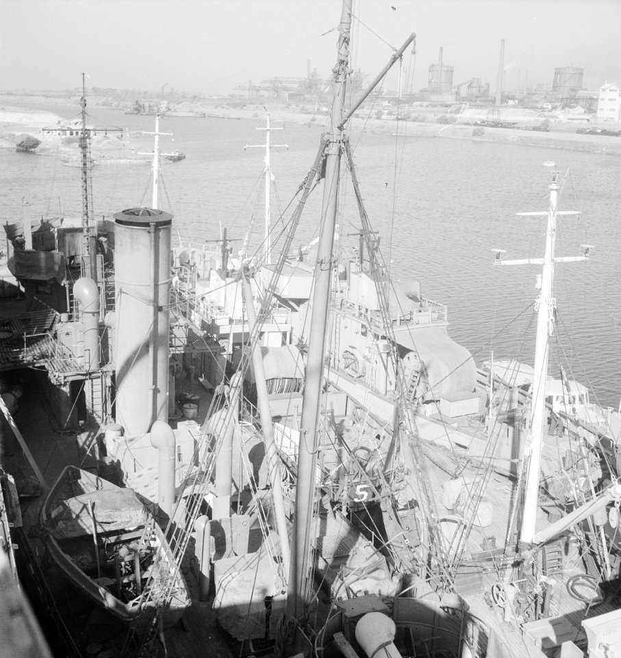 Diverse schepen, waaronder marineschepen, liggen in een haven, Bestanddeelnr 934-5132