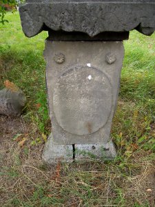 Dorfkirche Kropstädt -Garten-Epitaph mit verwitterter Inschrift- im August 2020
