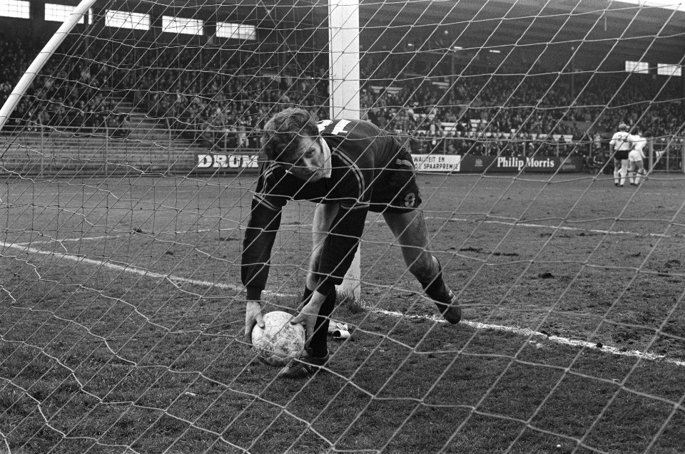Doelpunt Ajax, keeper Hans van der Pluijm haalt de bal uit het net, Bestanddeelnr 924-3556