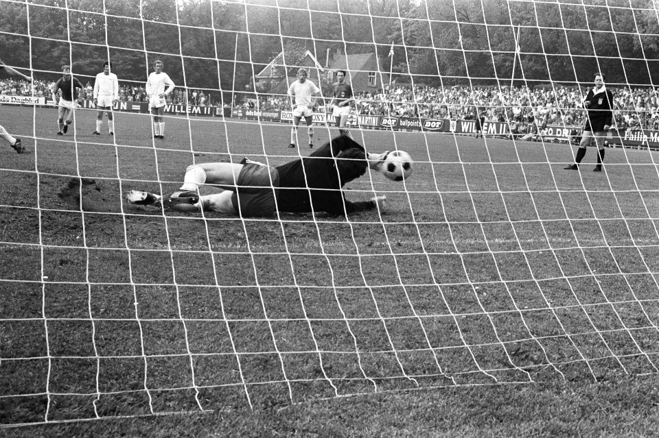 Doelman Van der Meeren van Telstar stopt de bal, Bestanddeelnr 924-6021