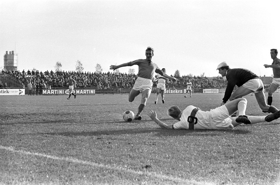 Doelman Houtkoper van de Volewijckers is geslagen, Holland Sport speler De Vries, Bestanddeelnr 919-7589