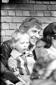 Doelman Piet Schrijvers (Ajax) met zijn kind op de tribune, Bestanddeelnr 927-8951