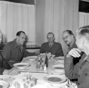 Diverse officieren uit de staf van prins Bernhard aan het voorgerecht bij een ge, Bestanddeelnr 255-8982