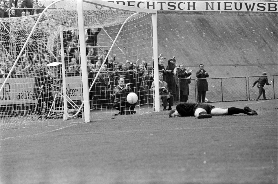 Doelman Heinz Stuy van Telstar in geslagen positie, Bestanddeelnr 919-6245