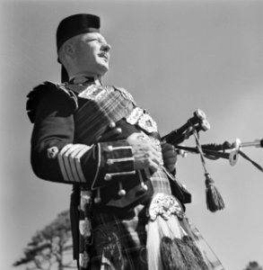 Doedelzakspeler tijdens de Highland Games, een negentiende eeuwse voortzetting v, Bestanddeelnr 254-2828 photo