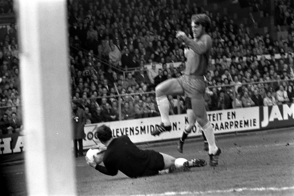 Doeverdediger Eddy Treijtel (Feyenoord) stopt de aanval van Ajaxiet Wim Suurbier, Bestanddeelnr 923-4743