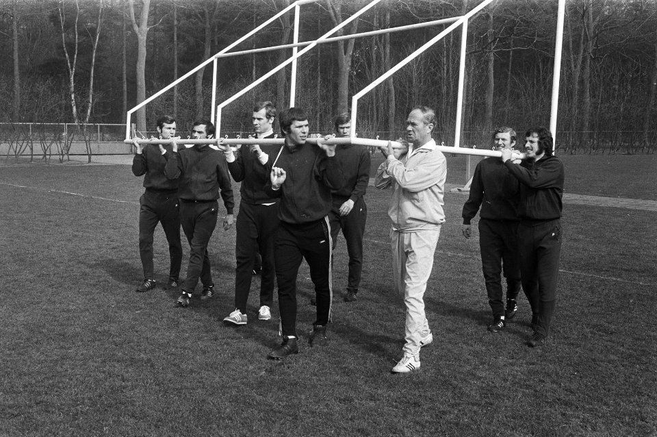 Doel wordt naar zijn plaats gebracht door spelers en trainer Fadrhonc (in wit p…, Bestanddeelnr 924-4051
