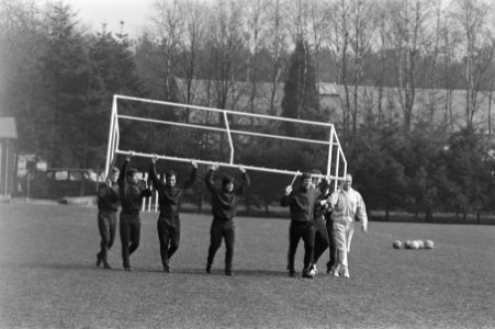 Doel wordt naar zijn plaats gebracht door spelers en trainer Fadrhonc (in wit p…, Bestanddeelnr 924-4052
