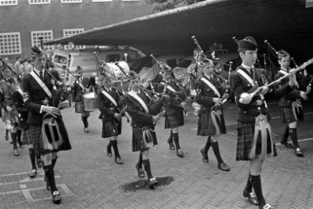 Doedelzakband uit Hawick (Schotland) gaf demonstratie op binnenplaats HB, Bestanddeelnr 921-5291