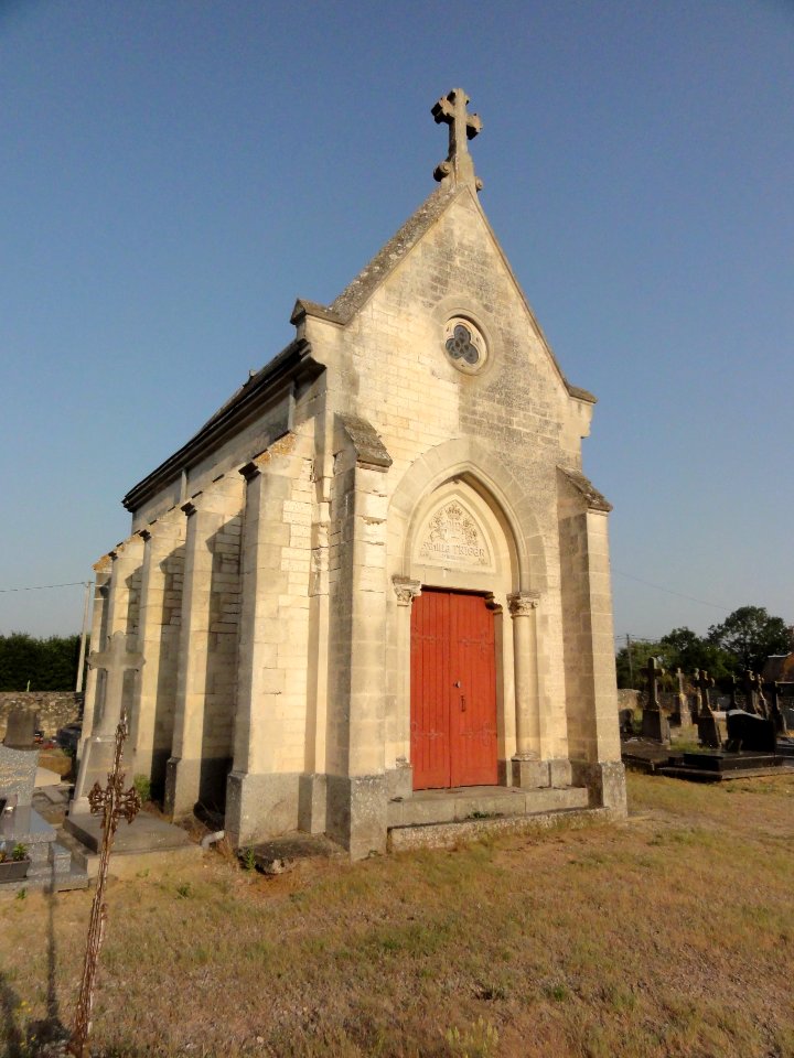 Douillet (Sarthe) cimetière, chapelle funéraire