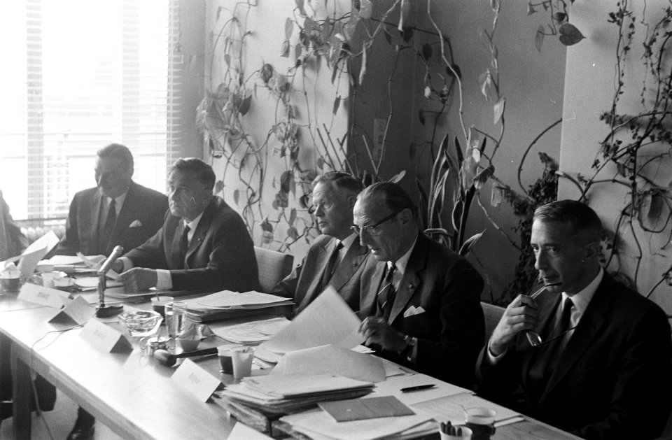 Dr. A. Vondeling op aan aandeelhoudersvergadering Thomassen-Drijver-Verblifa te , Bestanddeelnr 922-3907