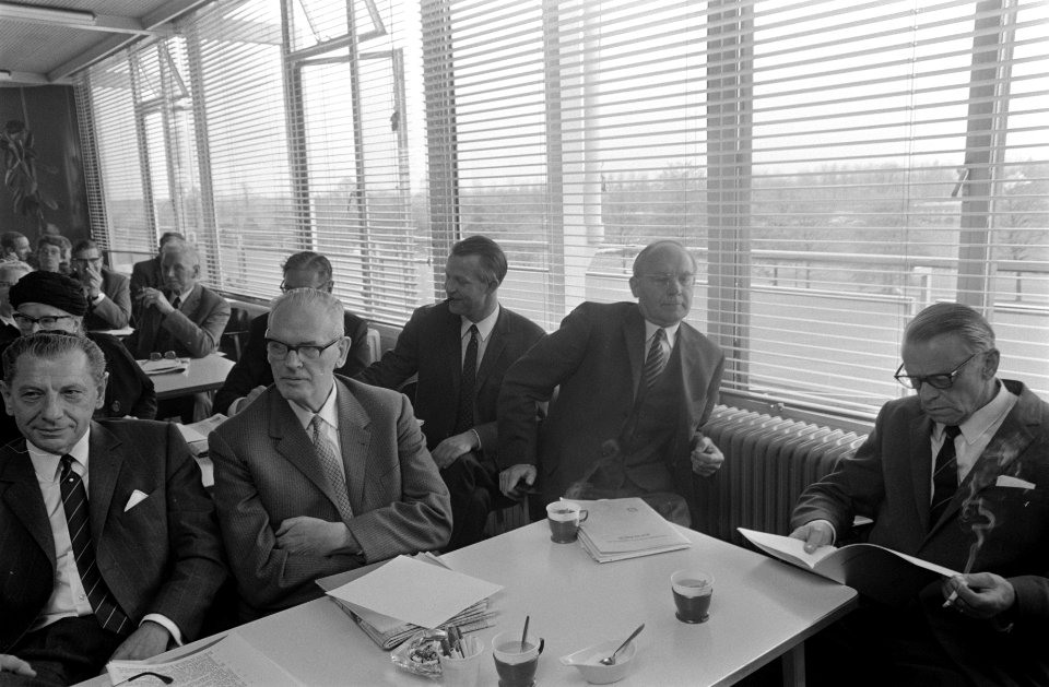 Dr. A. Vondeling op aan aandeelhoudersvergadering Thomassen-Drijver-Verblifa te , Bestanddeelnr 922-3904