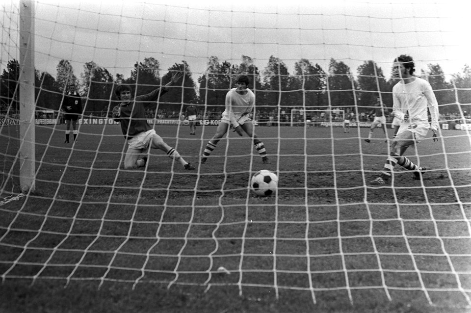 Doelpunt van AZ-67-speler Gerard Vredenburg (l), Bestanddeelnr 925-6237
