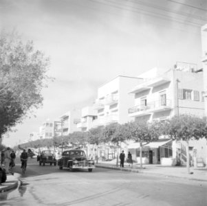 Dizengoff Road in Tel Aviv met flats, voetgangers, fietrsers en personenauto's, Bestanddeelnr 255-1297