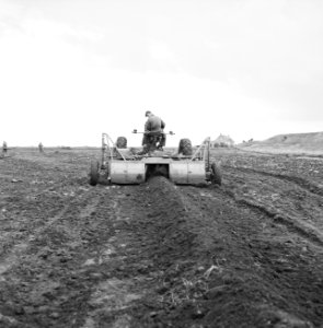 Drainage, arbeiders, machines, dichten, sleuven, Bestanddeelnr 160-0348