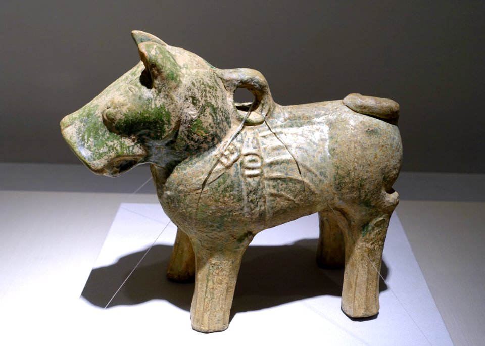 Dog figure, China, Eastern Han dynasty, 1st-3rd century AD, green glaze - Matsuoka Museum of Art - Tokyo, Japan - DSC07245