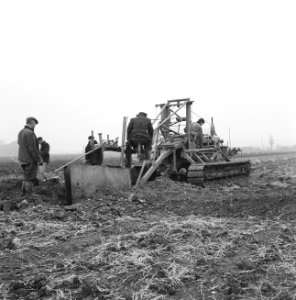 Drainage, arbeiders, machines, bos en kalis nv, IJpolder, Bestanddeelnr 160-0422