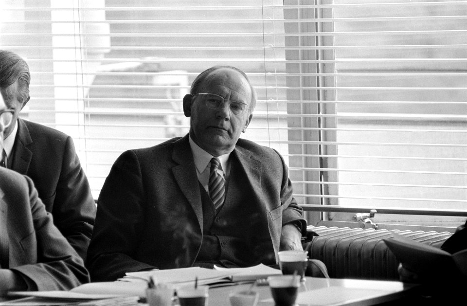 Dr. A. Vondeling op aan aandeelhoudersvergadering Thomassen-Drijver-Verblifa te , Bestanddeelnr 922-3905