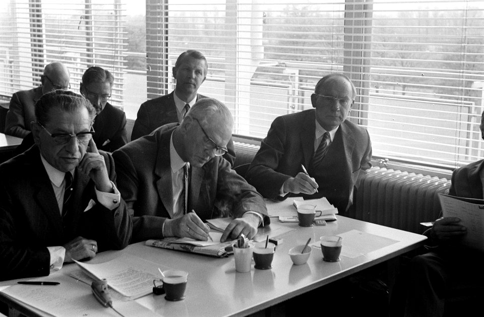 Dr. A. Vondeling op aan aandeelhoudersvergadering Thomassen-Drijver-Verblifa te , Bestanddeelnr 922-3900