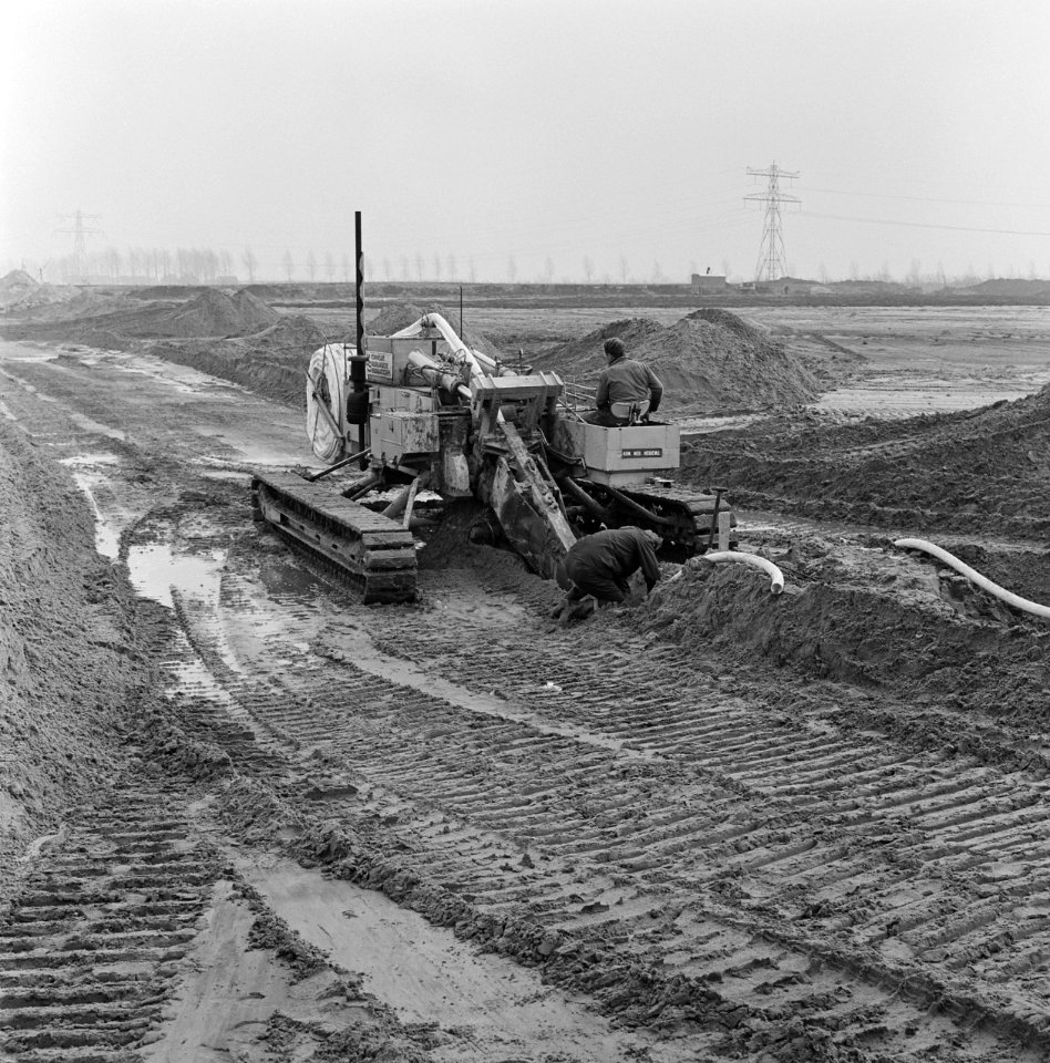 Drainage, industrieterreinen, arbeiders, werktuigen, bronneringsmachine, Utrecht, Bestanddeelnr 250-8070