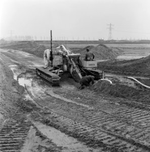 Drainage, industrieterreinen, arbeiders, werktuigen, bronneringsmachine, Utrecht, Bestanddeelnr 250-8070