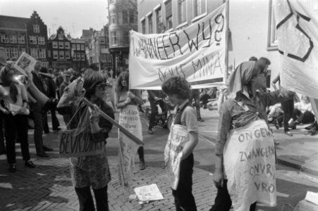 Dolle Minas aktie op Spui, Amsterdam Dolle Minas met borden, Bestanddeelnr 923-4975