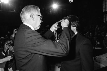 Dr. A. (Bram) Peper geinstalleerd als burgemeester van Rotterdam en volgt minist, Bestanddeelnr 932-0496