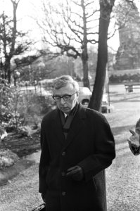 Dr. J. (Jelle) Zijlstra bij aankomst op het ministerie van Algemene Zaken op Ple, Bestanddeelnr 919-7979