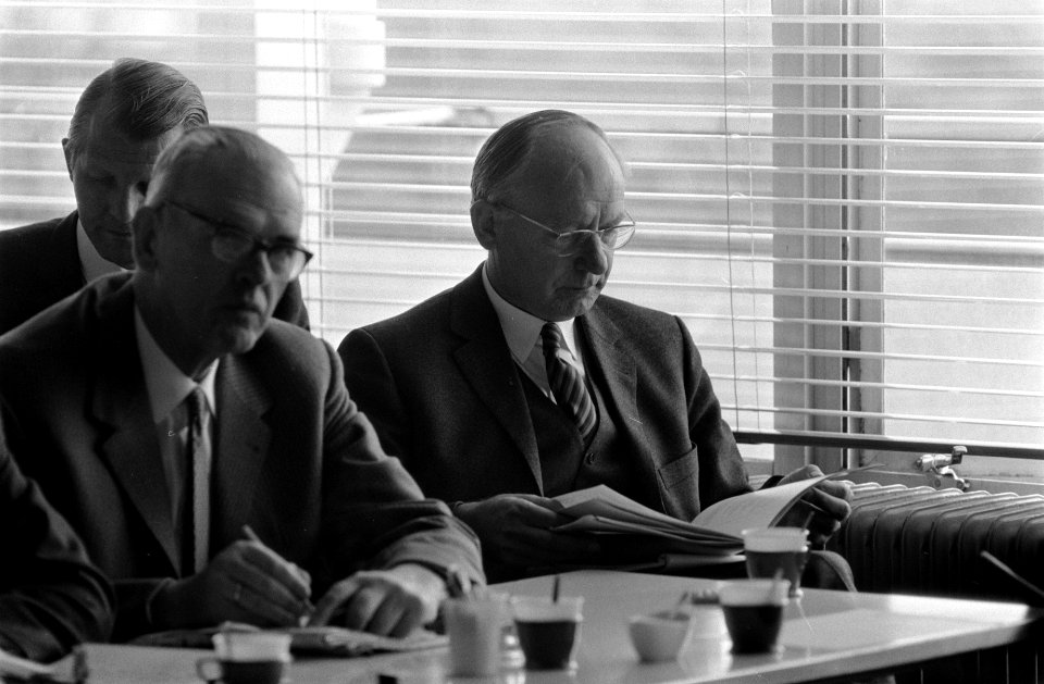 Dr. A. Vondeling op aan aandeelhoudersvergadering Thomassen-Drijver-Verblifa te , Bestanddeelnr 922-3906