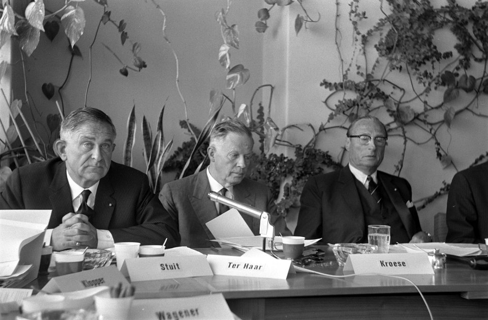 Dr. A. Vondeling op aan aandeelhoudersvergadering Thomassen-Drijver-Verblifa te , Bestanddeelnr 922-3902