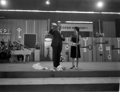 Dr. A. Klapwijk met de Eerste steen, Bestanddeelnr 914-5478