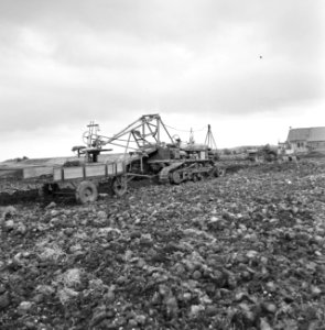 Drainage, arbeiders, machines, wagens, buizen, turfmolm, Bestanddeelnr 160-0349