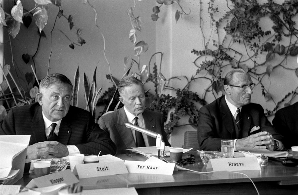 Dr. A. Vondeling op aan aandeelhoudersvergadering Thomassen-Drijver-Verblifa te , Bestanddeelnr 922-3901