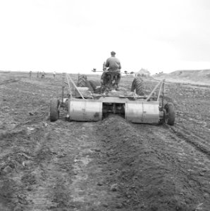 Drainage, arbeiders, machines, dichten, sleuven, Bestanddeelnr 160-0347