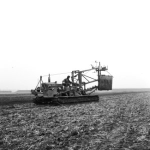 Drainage, arbeiders, machines, bos en kalis nv, IJpolder, Bestanddeelnr 160-0421