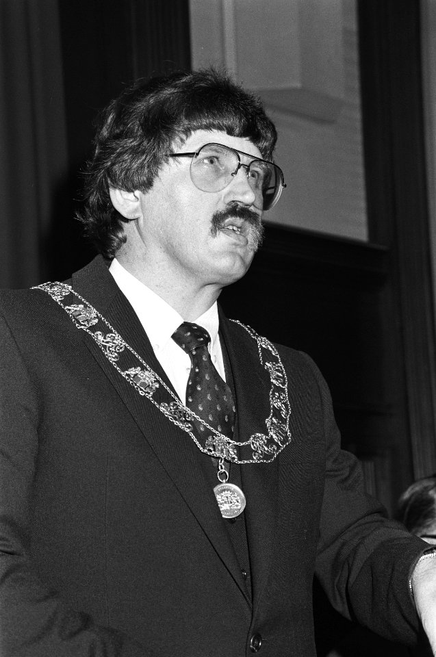 Dr. A. (Bram) Peper geïnstalleerd als burgemeester van Rotterdam en volgt minist, Bestanddeelnr 932-0498