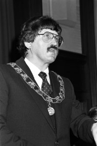 Dr. A. (Bram) Peper geïnstalleerd als burgemeester van Rotterdam en volgt minist, Bestanddeelnr 932-0498