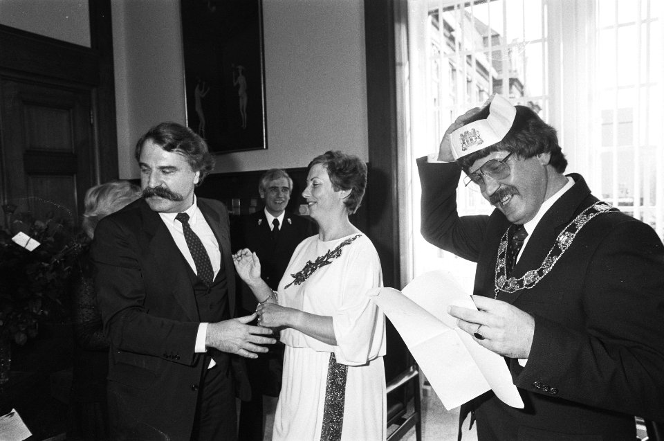 Dr. A. (Bram) Peper geinstalleerd als burgemeester van Rotterdam en volgt minist, Bestanddeelnr 932-0500