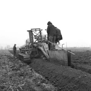 Drainage, arbeiders, machines, bos en kalis nv, IJpolder, Bestanddeelnr 160-0425