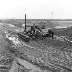 Drainage, industrieterreinen, bronneringsmachines, nylondoeken, Utrecht, Bestanddeelnr 168-0325